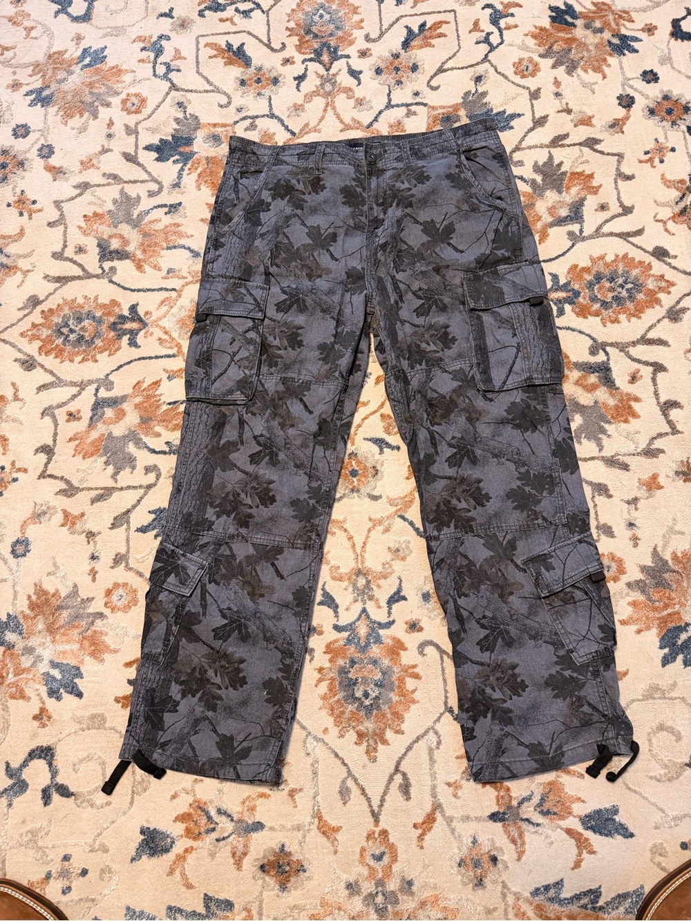 Aeropostale Black Floral-Print Cargo Pants